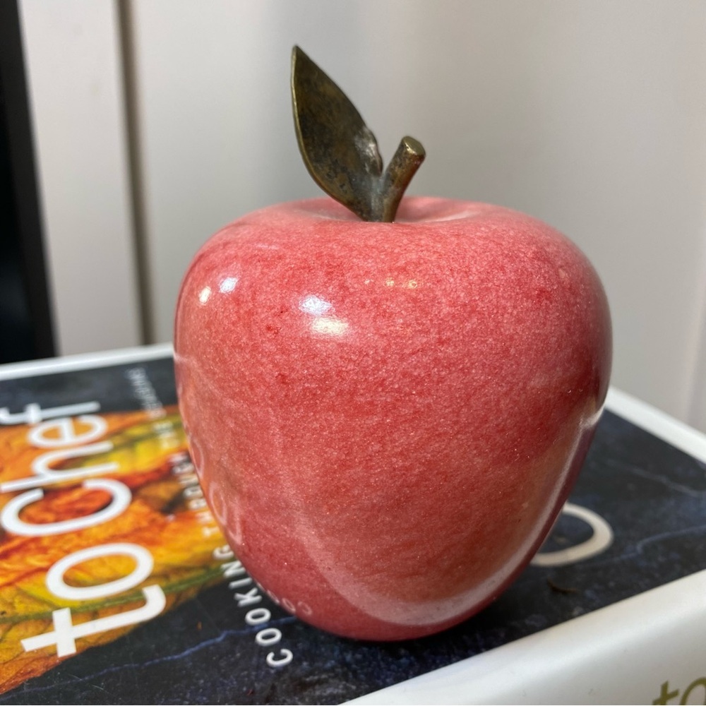 VTG  ITALIAN ALABASTER MARBLE STONE FRUIT CARVED PINK APPLE PAPERWEIGHT - ITALY